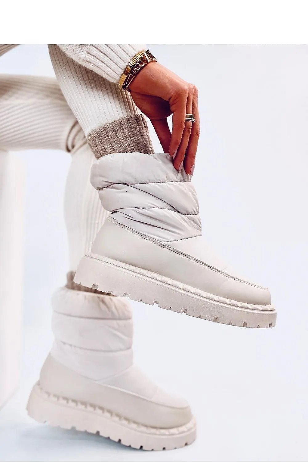 Snow boots